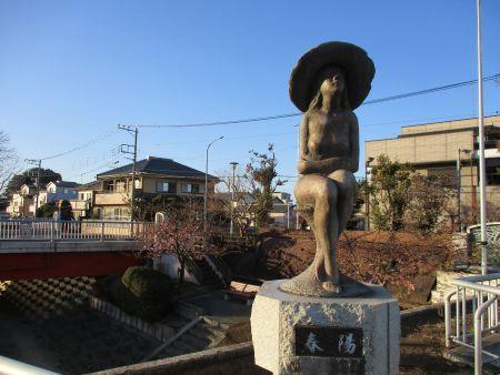 50(1)IMG_3067 公園橋春陽像と河津桜