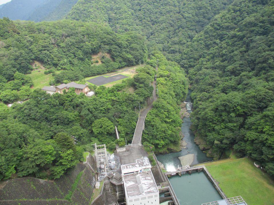E28(6)IMG_3431 小河内ダムからの多摩川の流れ